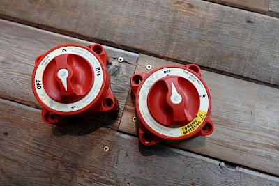 What Is the Difference Between a 3 Pole (1-2-Both) And a 4 Pole (Off-On-Combine) Switch?